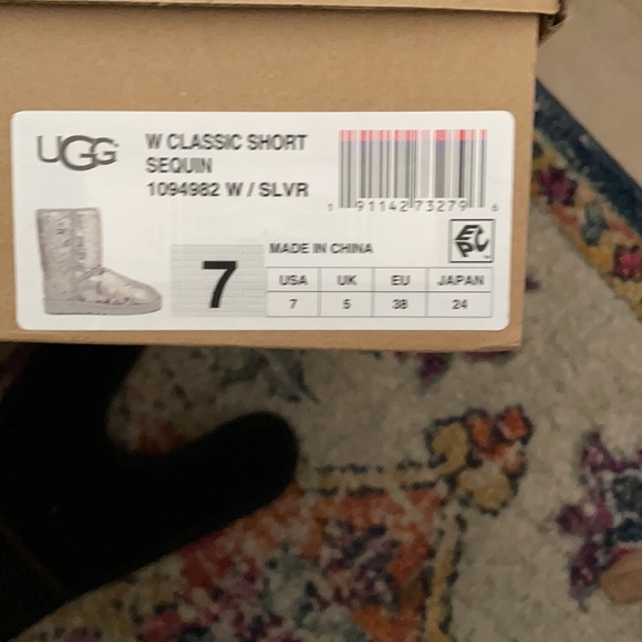 UGG - Picture 5 of 5